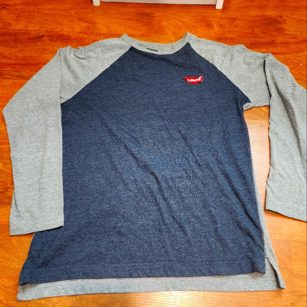 Levi's Long sleeved shirt in good condition color Gray and blue navy